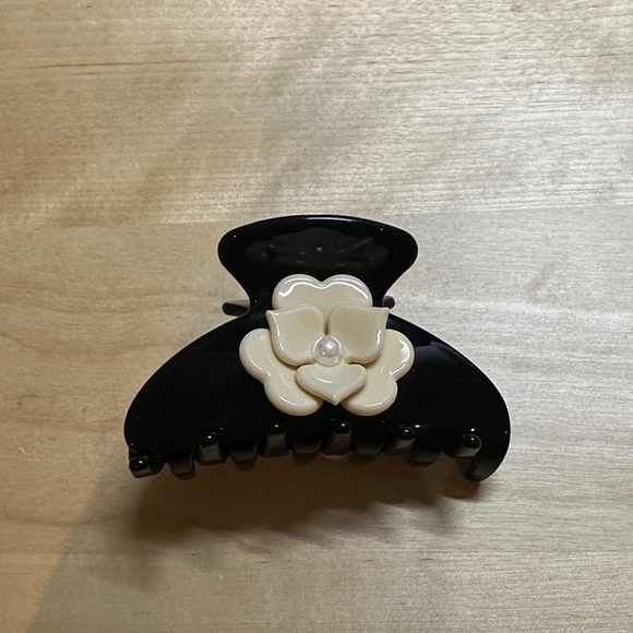 Elegant Black and Cream Hair Clip - Picture 1 of 5